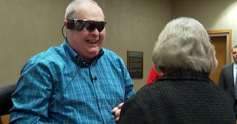 Man gains sight with Second Sight Argus II bionic eye - CBS News