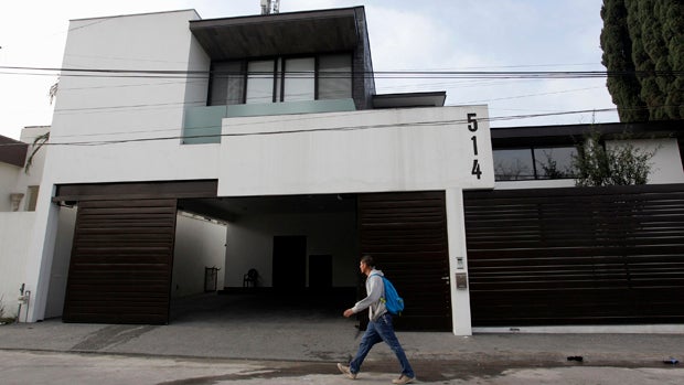 A man walks past the house where Omar Trevino Morales, leader of the Zetas drug cartel, was detained by federal forces in San Pedro Garza, Mexico, near Monterrey, March 4, 2015. 