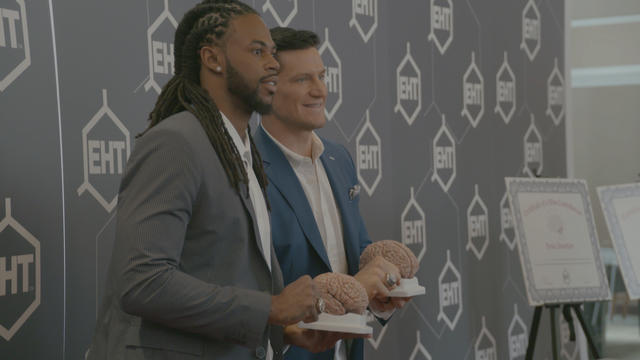 Former Seattle Seahawks Wide Receiver Sidney Rice delivers food to