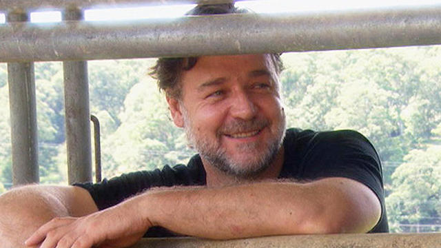 russell-crowe-fench-at-ranch-promo.jpg 