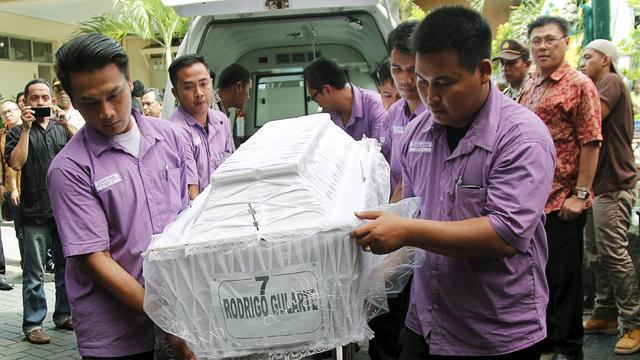 coffin2015-04-29t132513z416975095gf10000077040rtrmadp3indonesia-executions.jpg 