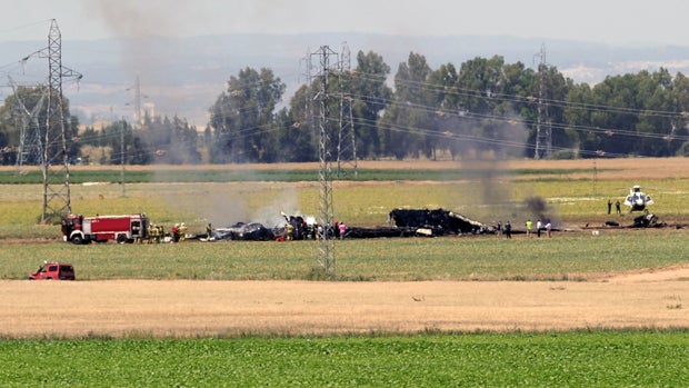 Wreckage of an Airbus A400M military transport plane is seen after crashing near Seville, Spain, May 9, 2015. 