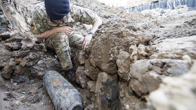 lond-2015-072-wembley-ww2-bomb-0020.jpg 