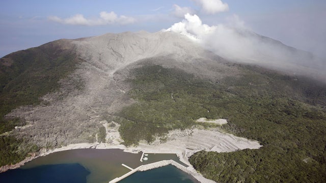 shindake2015-05-29t105504z27253803gf10000111248rtrmadp3japan-volcano.jpg 