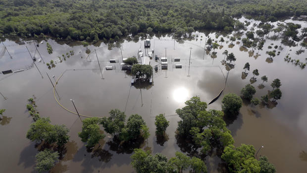 Floodwaters overwhelm Texas 
