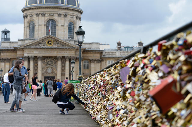 Pont des Arts love locks removed after Parisians lose affection for eyesore, Paris