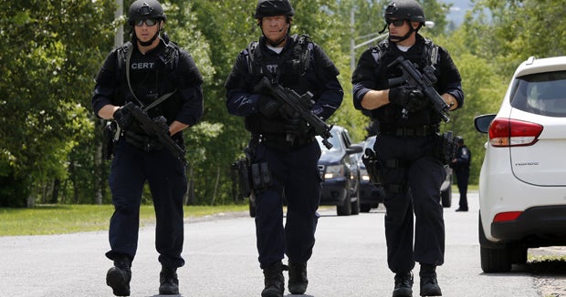 Police swarm New York town in search for escaped killers - CBS News