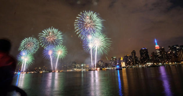 fireworks-nyc-479504758.jpg 