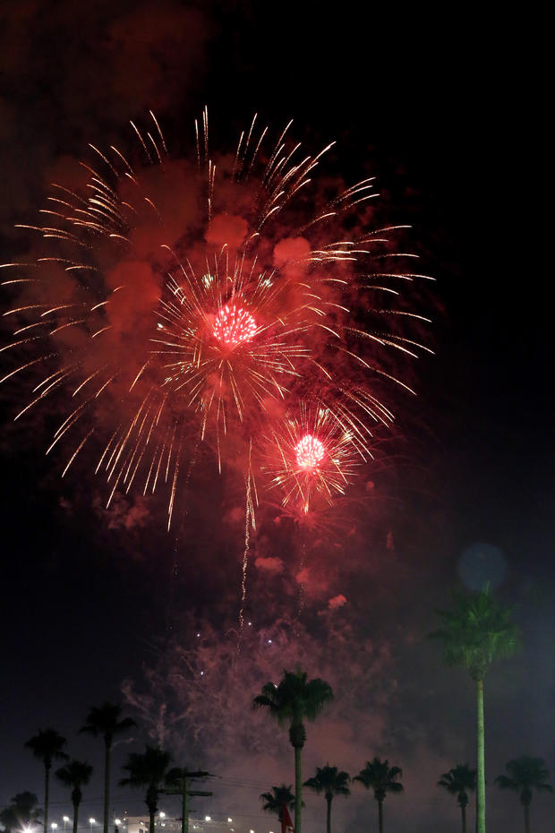fireworks-daytona-beach-479500614.jpg 