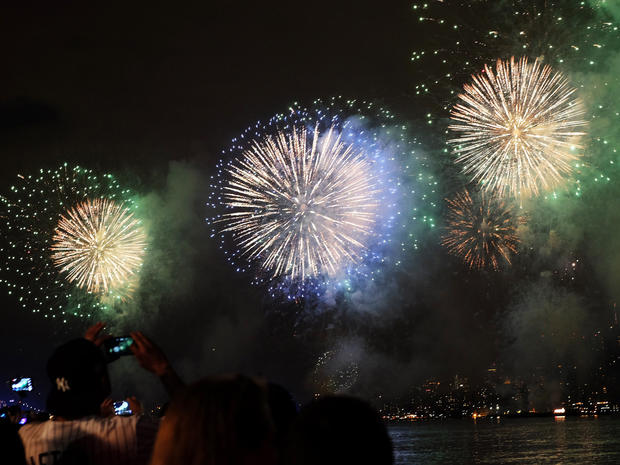 fireworks-nyc-479506450.jpg 