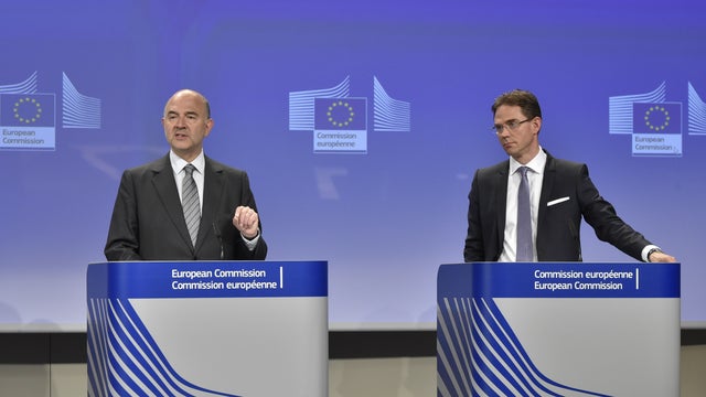 Pierre Moscovici (L), EU commissioner of Economic and Financial Affairs, Taxation and Customs, holds a press conference with Jyrki Katainen, vice president of the European Commission in charge of Jobs, Growth, Investment and Competitiveness, at the EU hea 