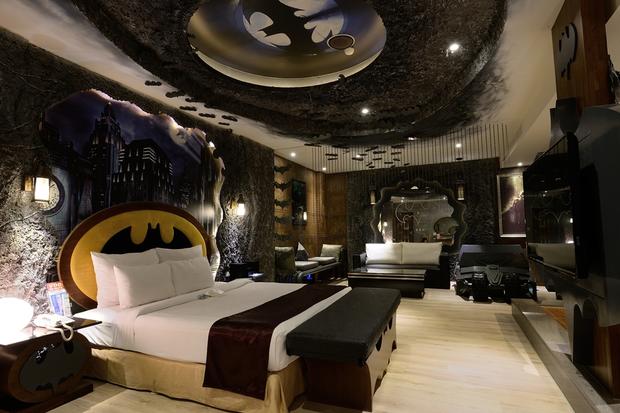 batman-hotel-room.jpg 