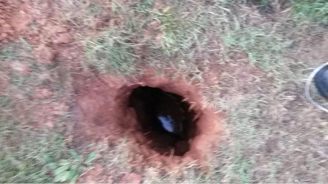 hole8429509g.jpg 