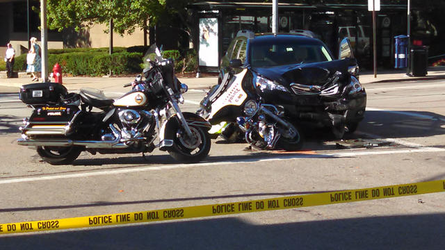 oakland-motorcycle-officer-crash.jpg 