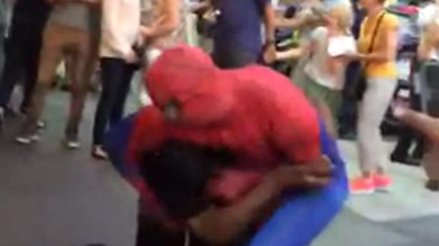 spiderman_fight_times_square_0806.jpg 