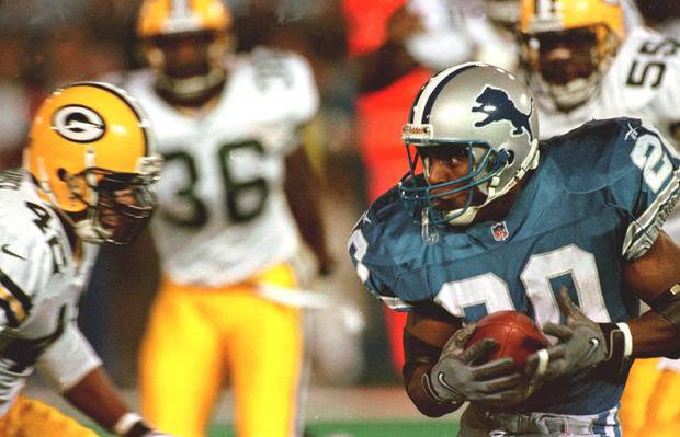 Detroit Lions Barry Sanders (R) tries to get aroun 