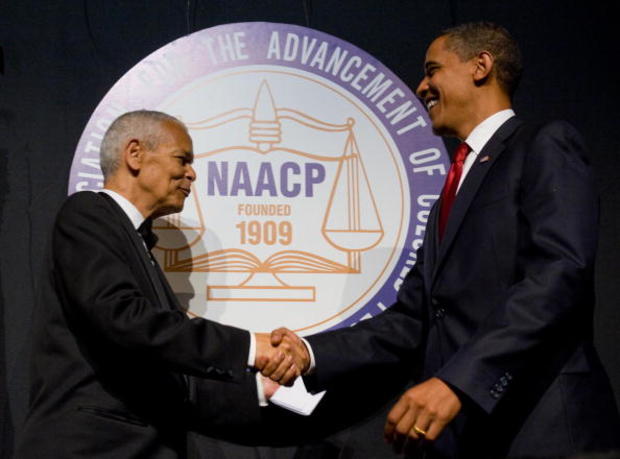 US President Barack Obama shakes hands w 