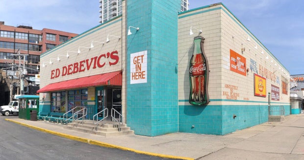 Video of "rude" waitress at Chicago diner goes viral CBS News