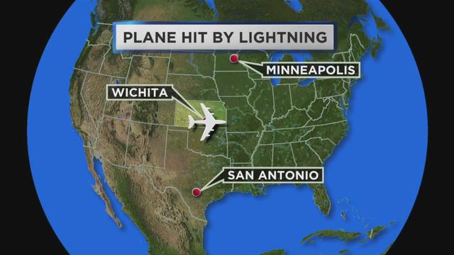 plane-struck-by-lightning.jpg 