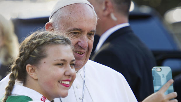 pope-francis-selfie-with-schoolgirl-credit-ap-photo.jpg 