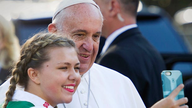 pope-francis-selfie-with-schoolgirl-credit-ap-photo.jpg 