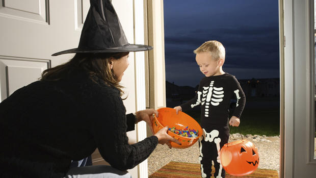 Trick or treating children 