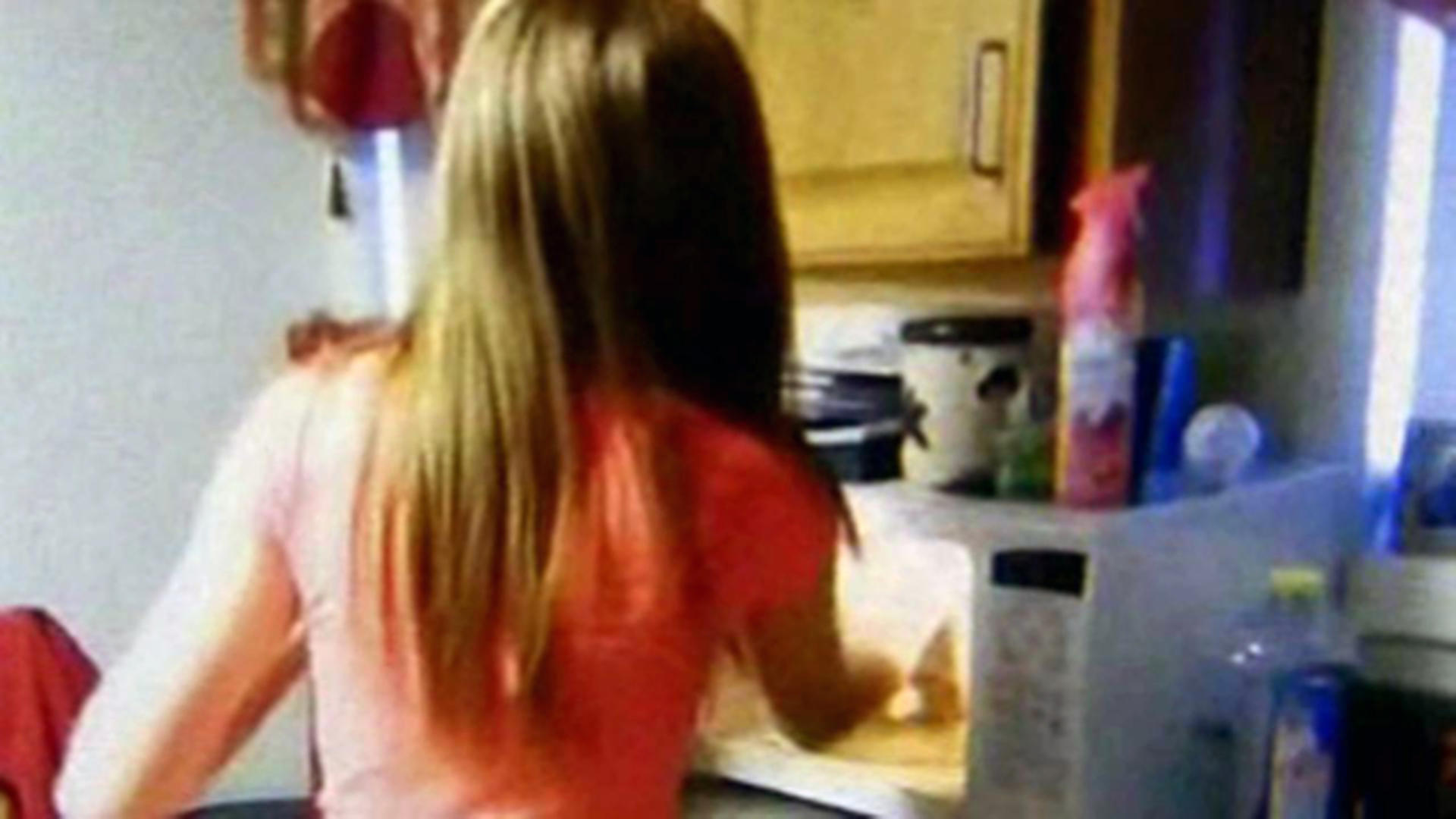 Teen girls put kitten in microwave - CBS News