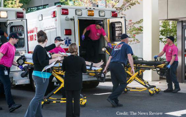 ​A patient is wheeled into the emergency room at Mercy Medical Center following a shooting at Umpqua Community College in Roseburg, Oregon, Oct. 1, 2015. 