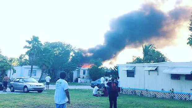 Small plane crashes into Florida mobile homes - CBS News