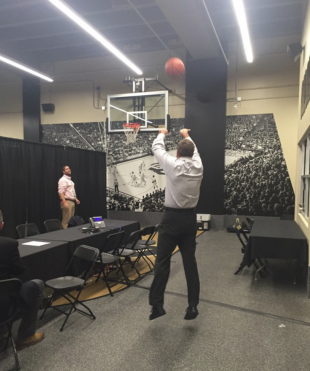 john-kasich-shooting-hoops-from-his-twitter-feed.png 