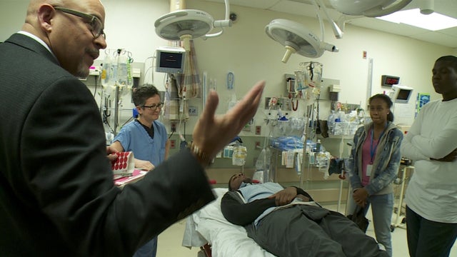 scott-charles-talks-to-tudents-at-the-temple-university-hospital-trauma-unit-photo-cbs-news.jpg 