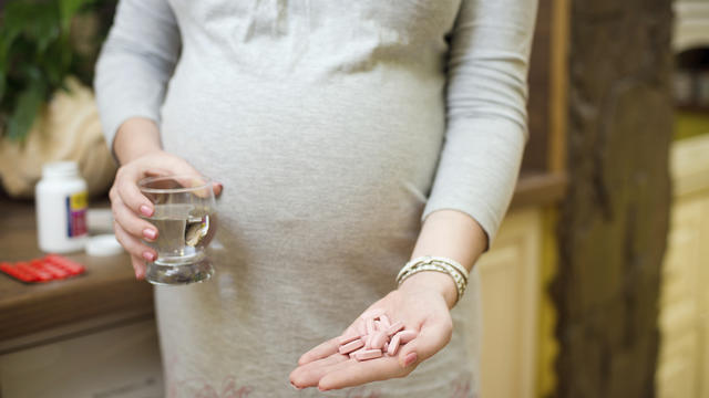 pregnant-woman-holding-pills.jpg 