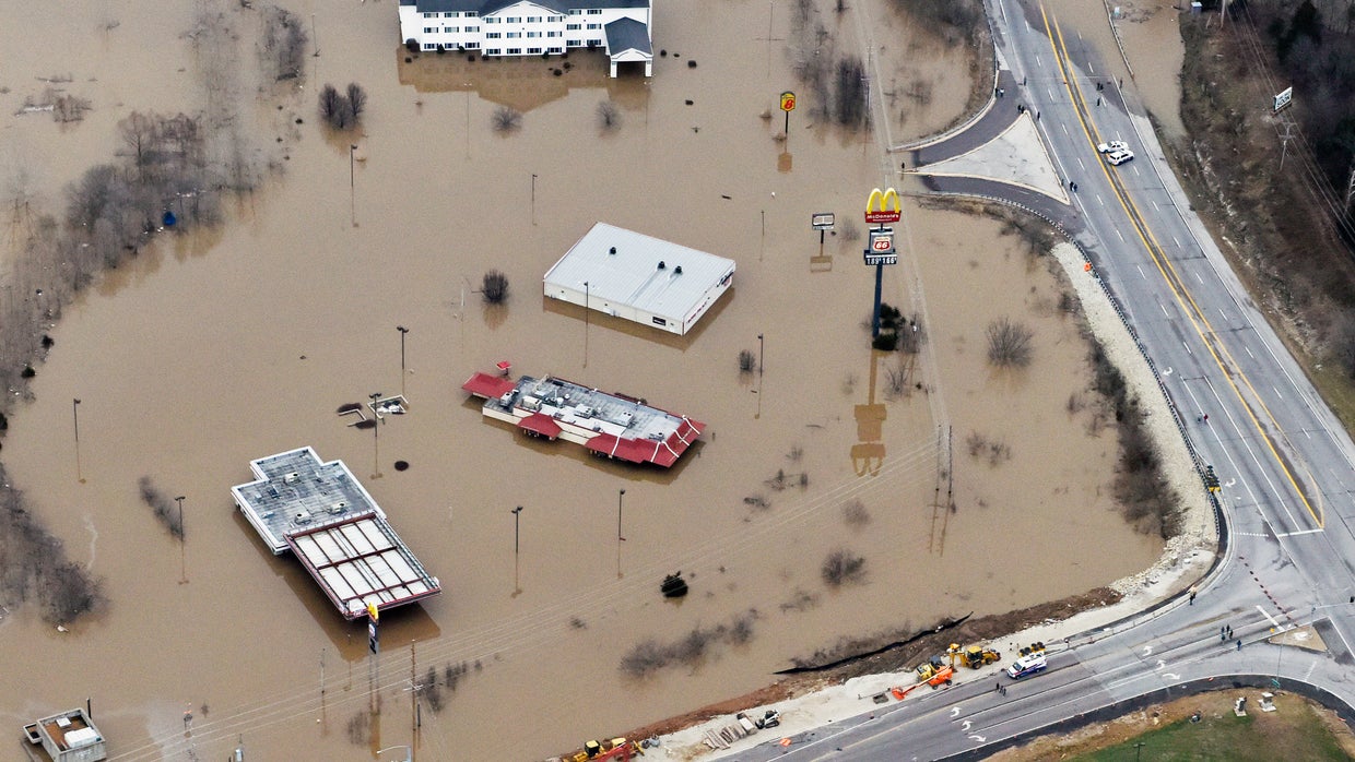 Midwest flooding death toll rises as dangers remain - CBS News