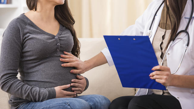 pregnant-woman-with-doctor.jpg 