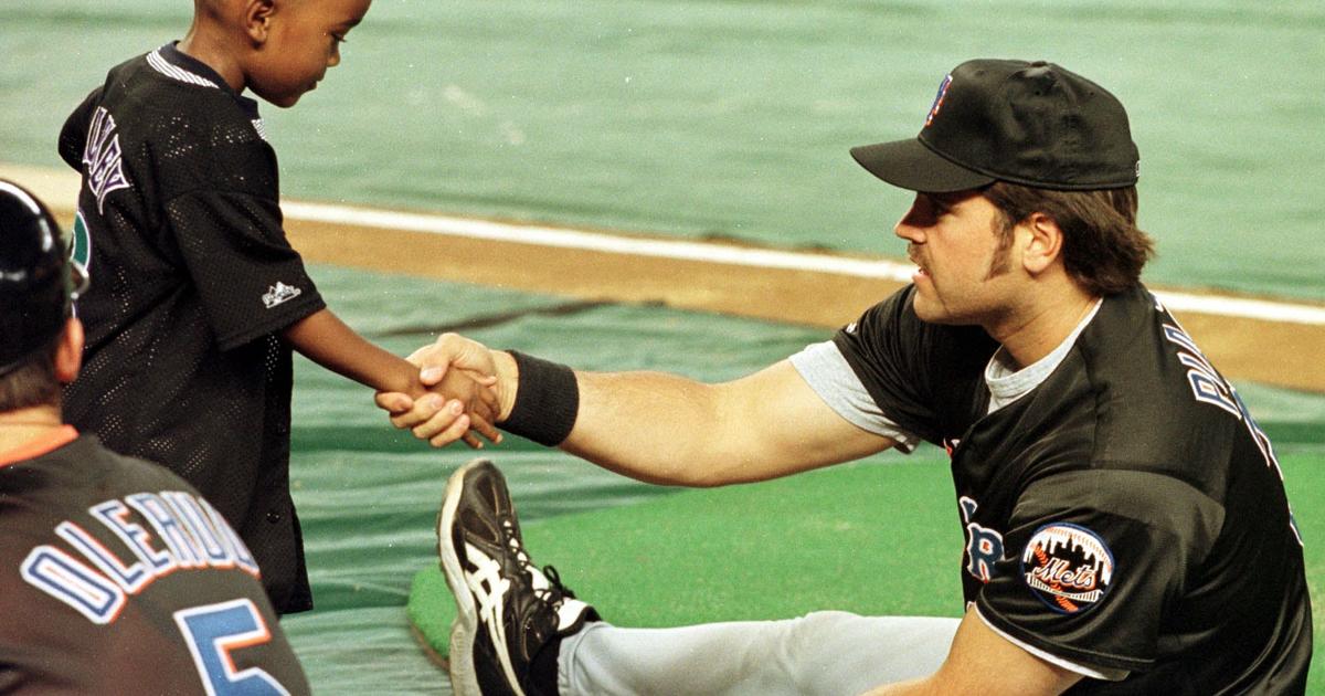 San Diego Padres Mike Piazza waving to fans during game vs New York News  Photo - Getty Images