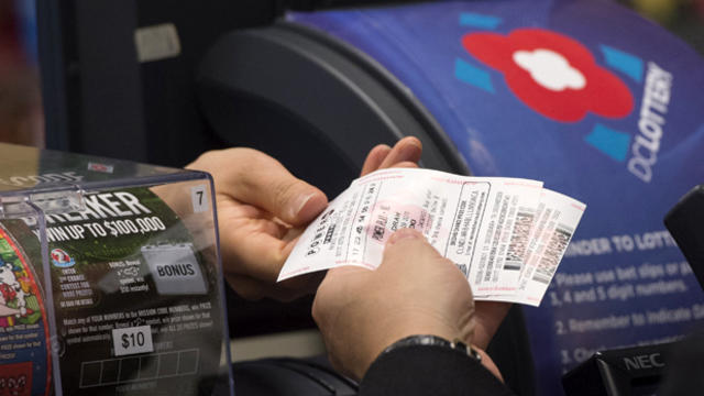 ​A man purchases a Powerball lottery ticket at a convenience store in Washington, D.C., Jan. 7, 2016. 