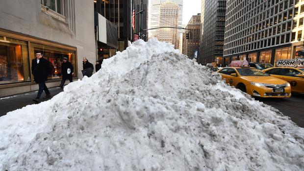 Massive blizzard buries East Coast 
