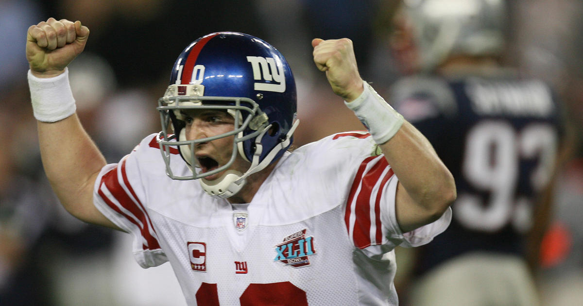 New York Giants quarterback Eli Manning gets face masked in the