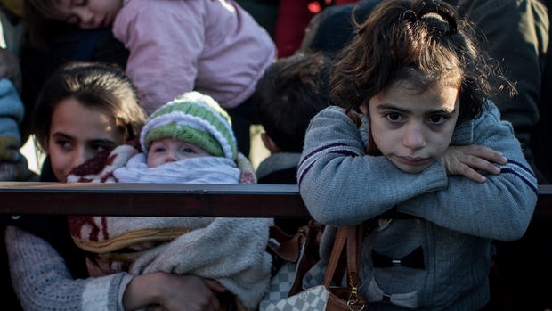 Syrian refugees flood into Turkey 