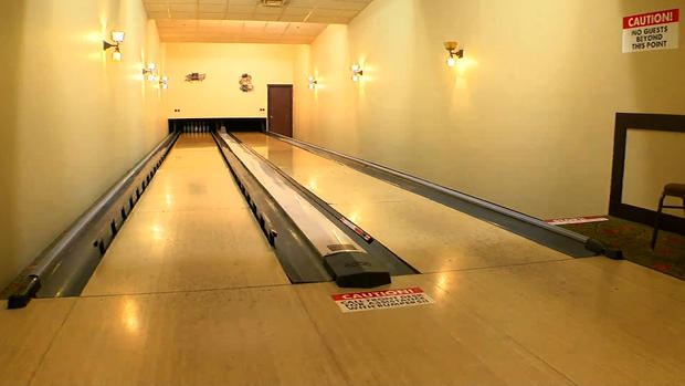 chase-on-the-lake-bowling-alley.jpg 