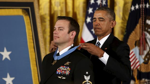 Navy SEAL receives Medal of Honor 