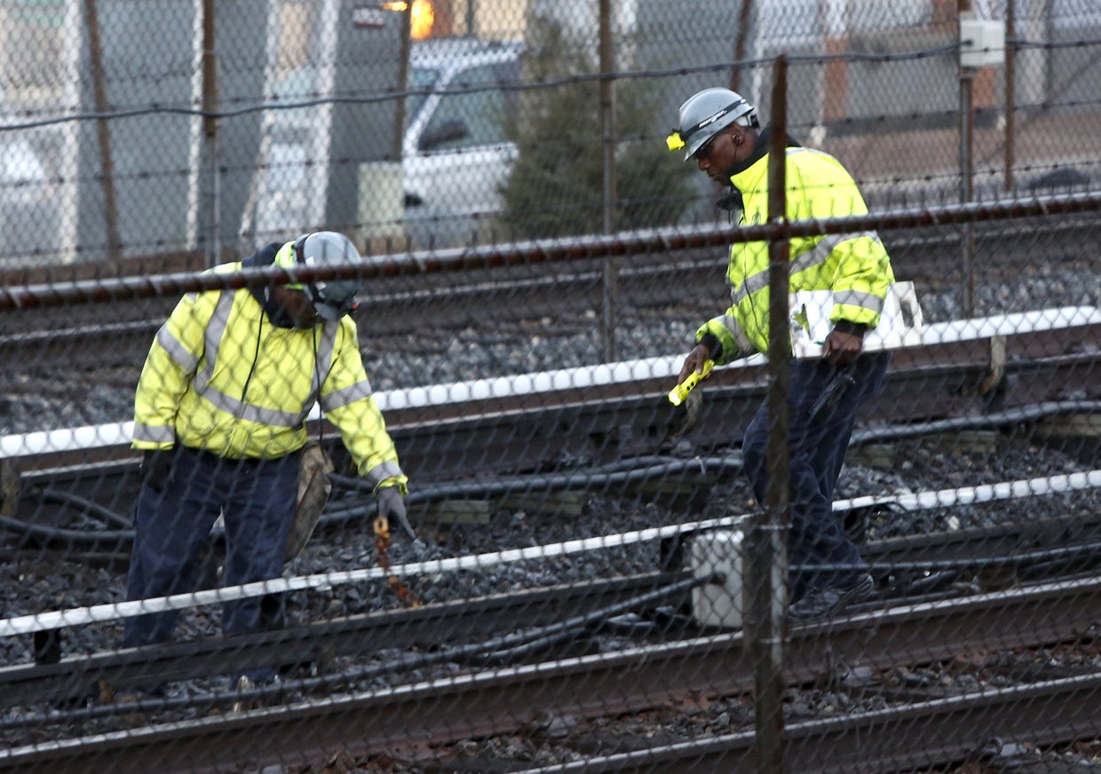 Washington D.C. commuters anxious for Metro to get back on track - CBS News
