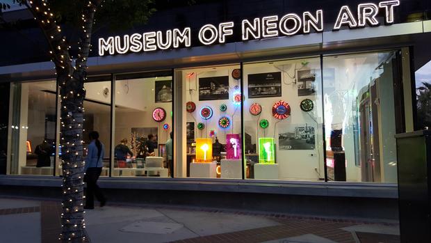 Museum of Neon Art) 