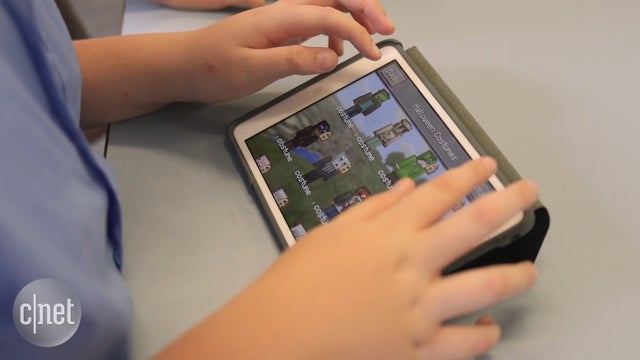 student-playing-minecraft.jpg 