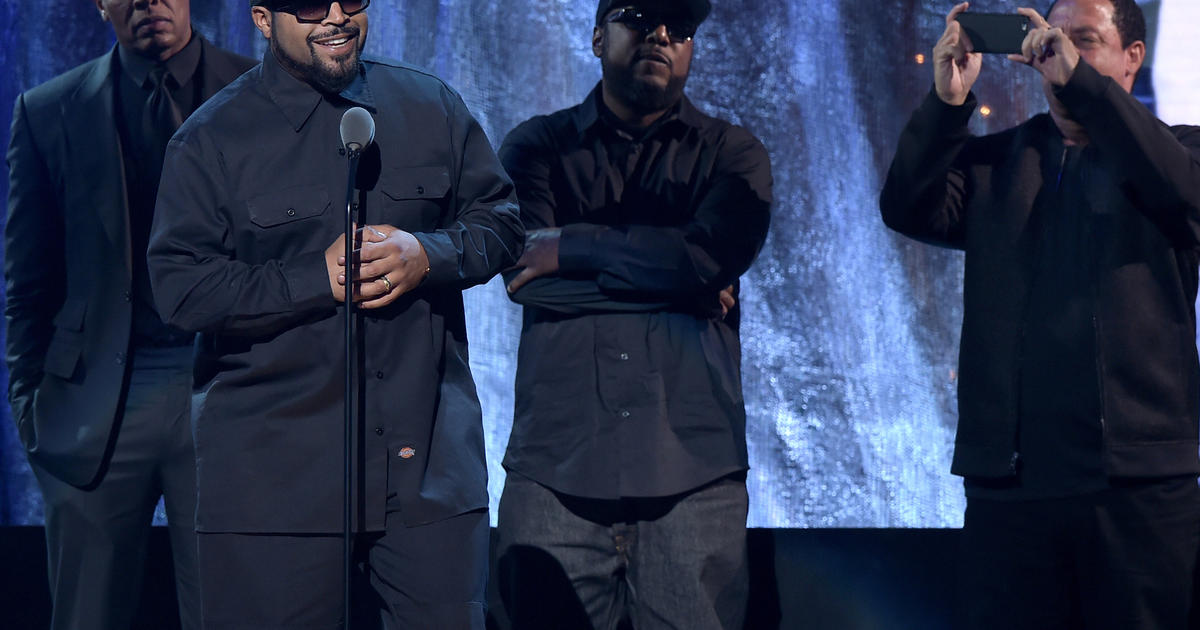 Dr. Dre of N.W.A, left, and Kendrick Lamar pose in the press room at the  31st Annual Rock and Roll Hall of Fame Induction Ceremony at the Barclays  Center on Friday, April