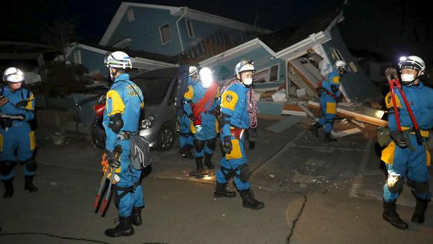 Powerful quakes strike Japan 
