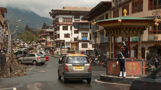 bhutan-thimphu-roundabout-manned-by-officer.jpg 