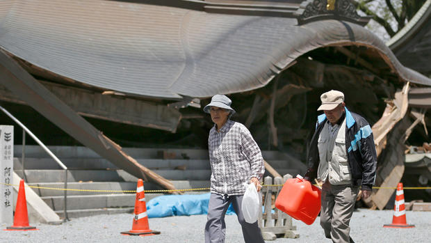 Powerful quakes strike Japan 
