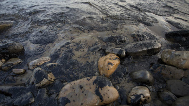 oil-spill-photo-by-david-mcnew-getty-images.jpg 