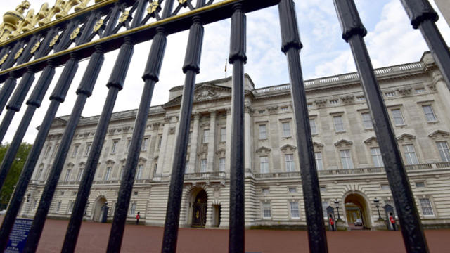 Buckingham Palace is seen through the perimeter fence in central London, Britain, Oct. 24, 2014. 
